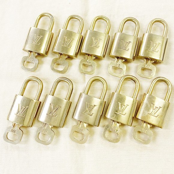 Authentic LOUIS VUITTON LV 10 SET PADLOCK CADENA KEY BAG CHARM GOLD PLATED - Picture 4 of 4